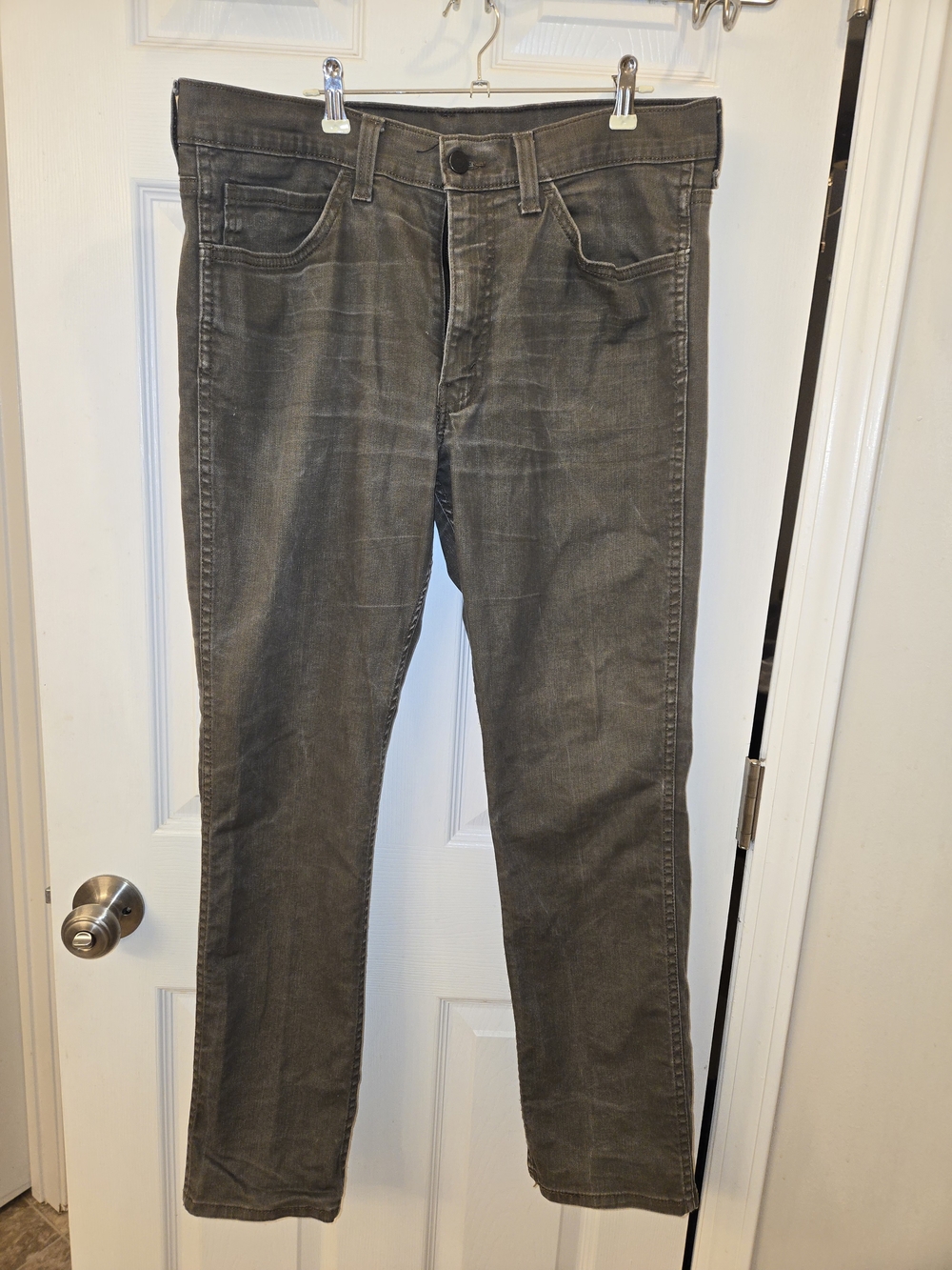 Men's Straight-Leg Jeans in Charcoal Gray